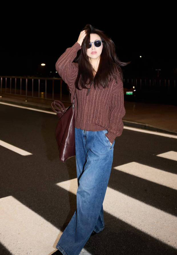 朱珠米兰时装周行:红外套配牛仔,慵懒时尚风-3 朱珠米兰时装周行:红外套配牛仔,慵懒时尚风-3