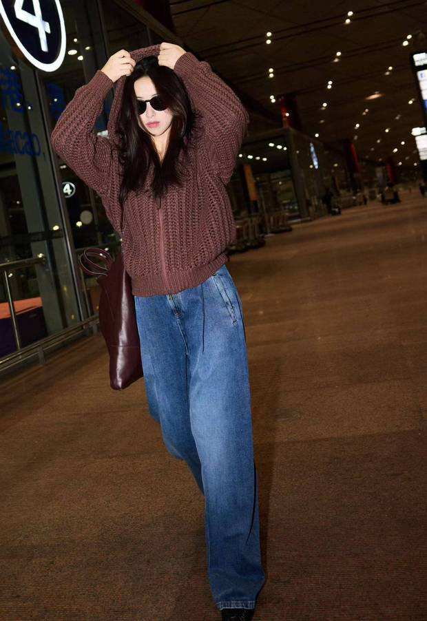 朱珠米兰时装周行:红外套配牛仔,慵懒时尚风-4 朱珠米兰时装周行:红外套配牛仔,慵懒时尚风-4