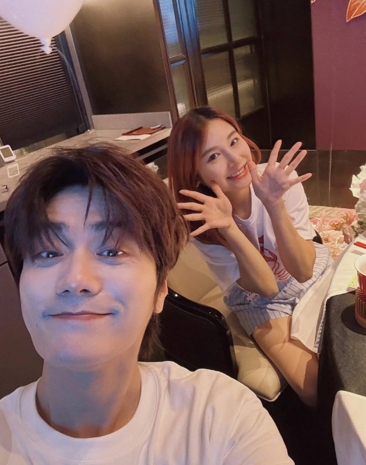 陆虎晒照庆恋爱十周年：与陈曌旭恩爱如初-1