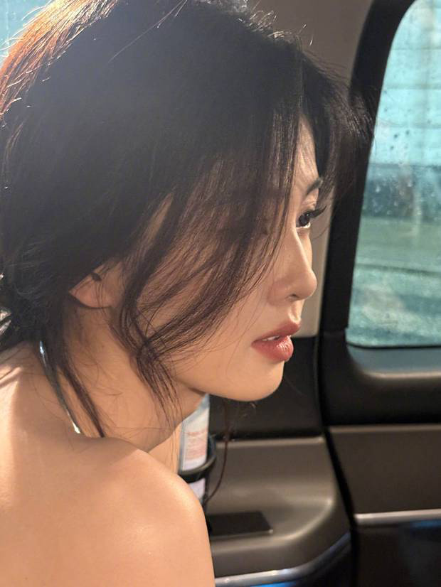 白鹿穿黑色抹胸礼服,车内优雅摆拍-4 白鹿穿黑色抹胸礼服,车内优雅摆拍-4