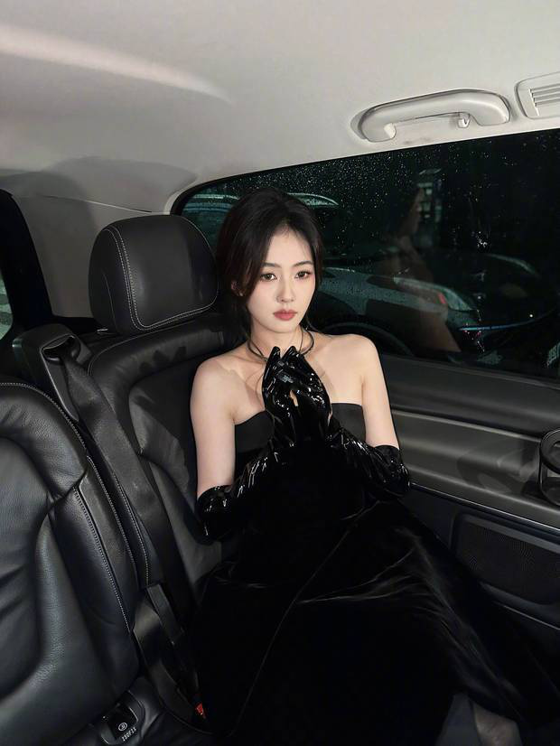 白鹿穿黑色抹胸礼服,车内优雅摆拍-3 白鹿穿黑色抹胸礼服,车内优雅摆拍-3