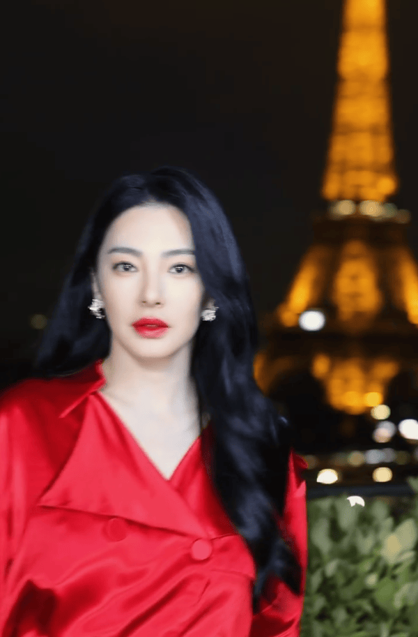 张雨绮巴黎时装周:红衣黑丝,热辣惊艳-3 张雨绮巴黎时装周:红衣黑丝,热辣惊艳-3