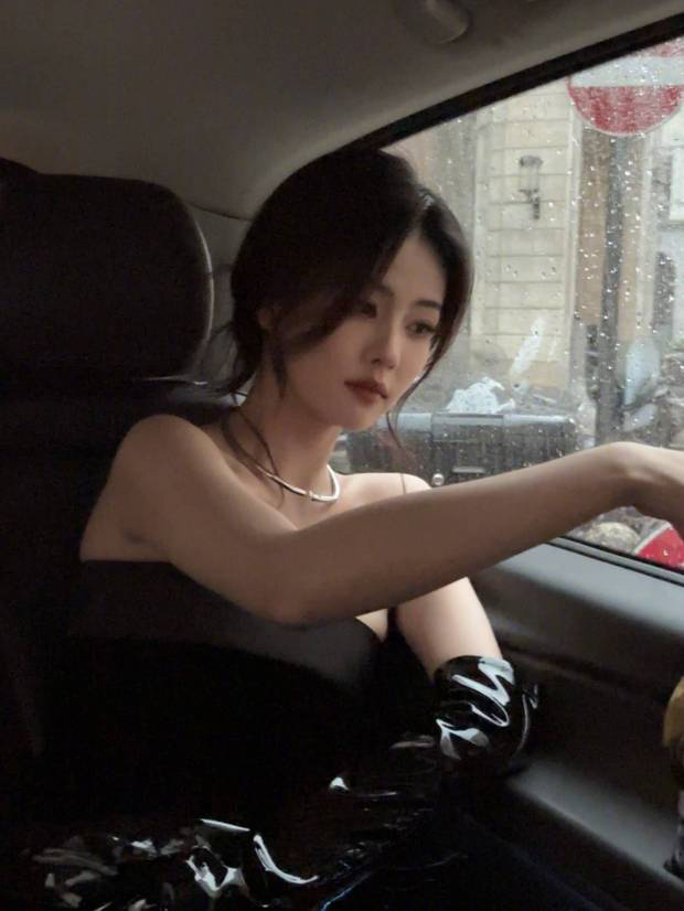 白鹿穿黑色抹胸礼服,车内优雅摆拍-2 白鹿穿黑色抹胸礼服,车内优雅摆拍-2