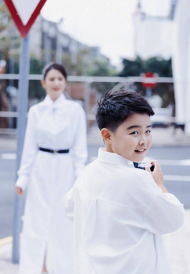 佟丽娅携朵朵登台,母子同框暖意融融-1 佟丽娅携朵朵登台,母子同框暖意融融-1