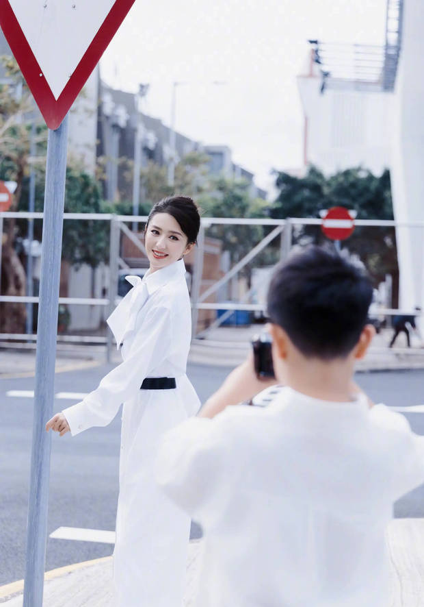 佟丽娅携朵朵登台,母子同框暖意融融-2 佟丽娅携朵朵登台,母子同框暖意融融-2