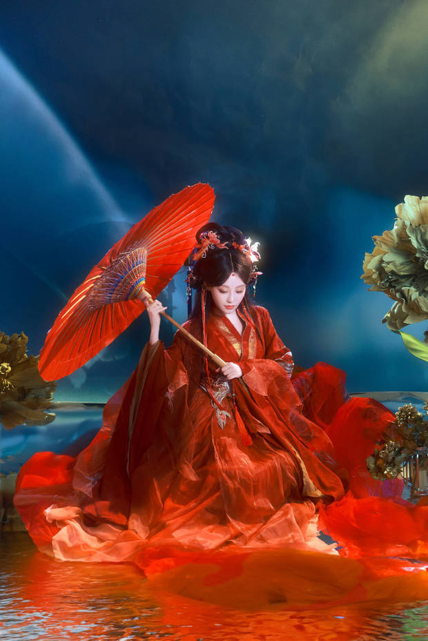 祝绪丹变身红衣暗夜修罗，执伞魅力四射-2