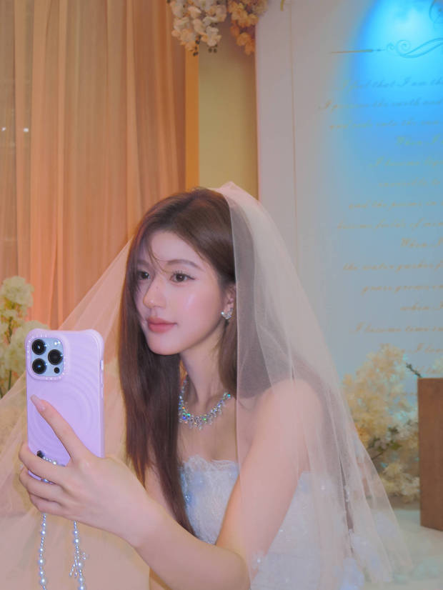 赵露思婚纱璀璨，眼神明亮，明艳动人-1