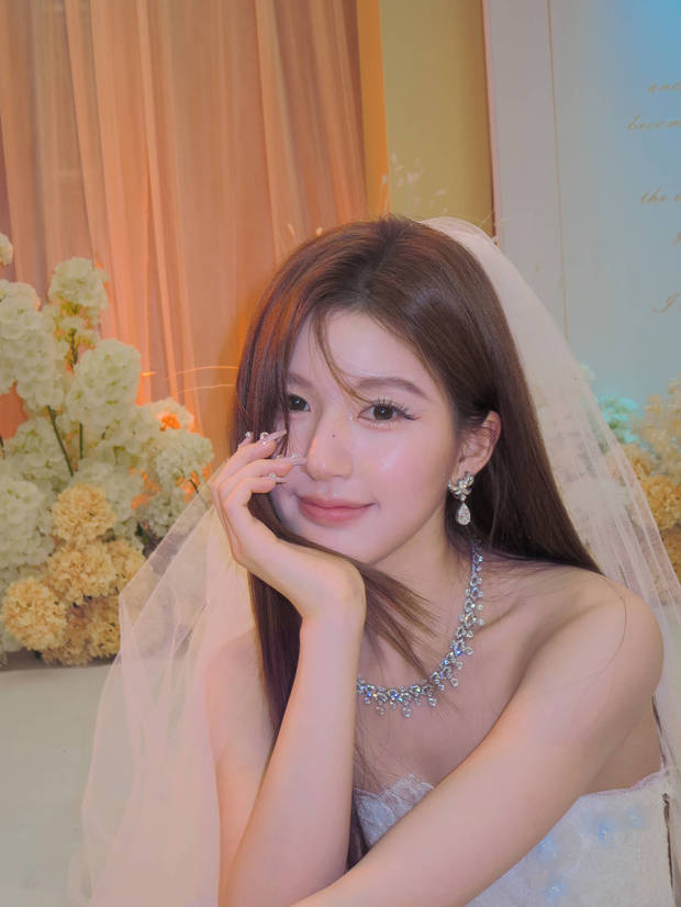 赵露思婚纱璀璨，眼神明亮，明艳动人-2