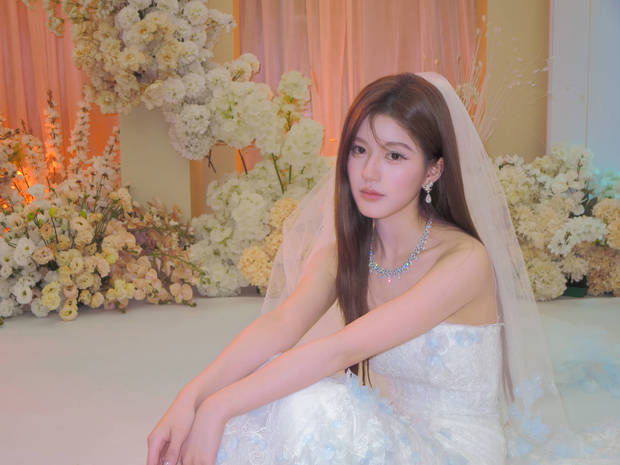 赵露思婚纱璀璨，眼神明亮，明艳动人-3