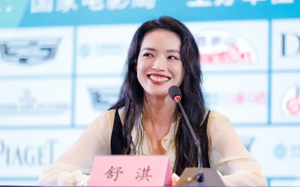 卸下光鲜外壳深耕乡土,《寻她》定格舒淇演绎的农妇蜕变之旅