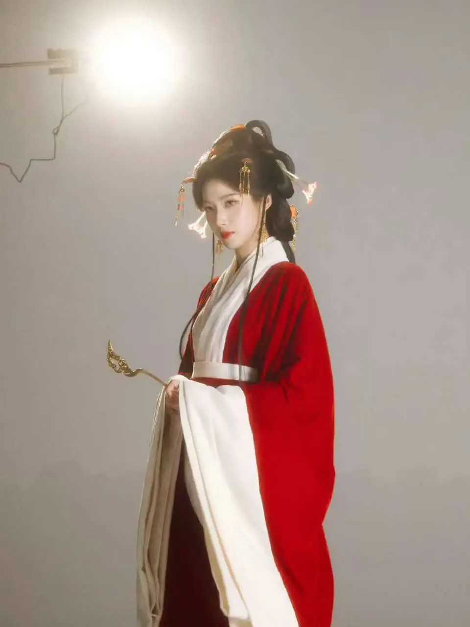《刺棠》妆造出圈热度攀升，卢昱晓惊艳面孔背后仪态争议再起