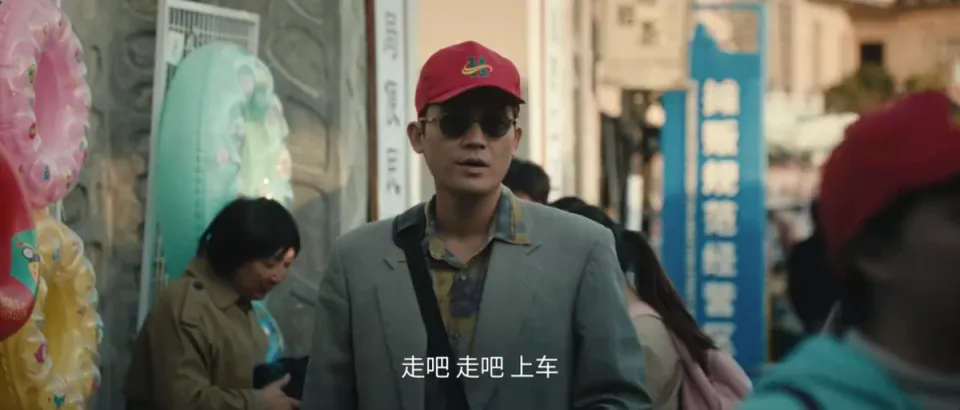 锦兰因照片暴露身份，才明白让何春晓与其假扮情侣是致命失误