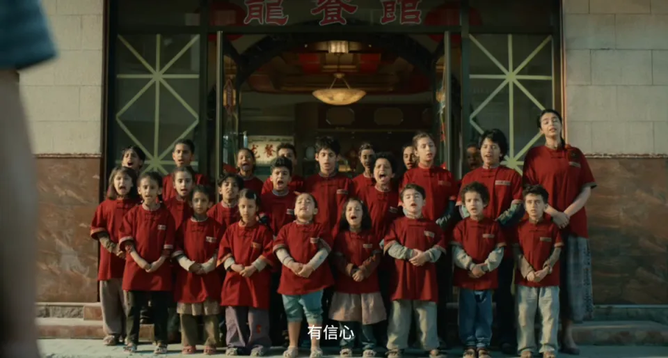 战争与你何干？深度解读《欢迎来龙餐馆》中马俊生冒险救童的真相