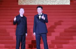 金爵奖红毯聚焦时刻，冯小刚携手雷佳音同台力挺新作《抓特务》