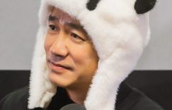 梁朝伟戴熊猫头套出席成都路演，学四川话——《金手指》揭秘