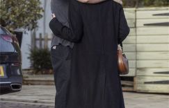 加菲大胆亲密？伦敦街头热恋与女模相拥