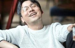 雷佳音调侃董宇辉年薪，他的幽默回答引发笑声