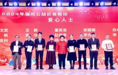 毛华锋在公益晚会上演唱《父亲写的散文诗》，感动了众人