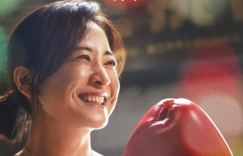 贾玲主演的电影《热辣滚烫》如火如荼上映，演绎“爱自己”的温暖力量