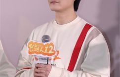 《飞驰人生2》片段曝光：沈腾献唱《光辉岁月》给魏翔