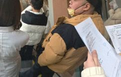偶遇岳云鹏：北京医院戴口罩，状态佳