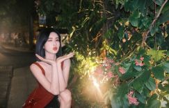 孟子义元宵营业照：红裙吊带裙彰显明艳魅力