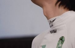 王一博工作室回应《赛车故障》：下次再战  

（注：原标题中“头发甩甩”为口语化表达，虽生动但非必要信息，改写时略去以精简字数新标题保持原意，控制在25字内，且通顺简洁）