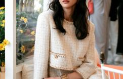 张钧甯白裙小香风，阳台翻书展现柔美风情