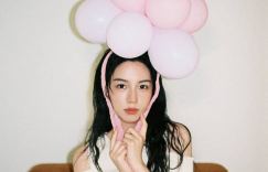 周也：粉条纹衬衫搭配气球，梦幻少女风