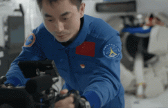影院新片 | 《窗外是蓝星》：星光洒满人间
