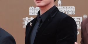 于适新作《四渡》杀青，与刘烨同框曝光拍摄新动态！