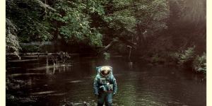 曝光预告片：宇航员借助神秘生物拯救婚姻，在《太空孤航》一书中