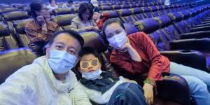 孙茜分享“家庭观影”温馨照：三口之家幸福满满