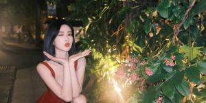 孟子义元宵营业照：红裙吊带裙彰显明艳魅力