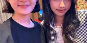 冯导女儿晒与赵丽颖合照，展现青春活力