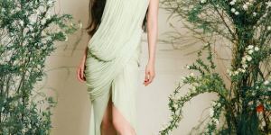 杨幂《嫩绿开衩裙》造型惊艳，森林精灵般秀迷人美腿