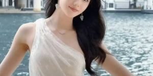 刘浩存白裙造型显高级，怼脸镜头光彩照人
