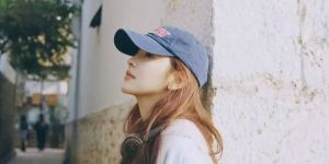 章若楠白T蓝帽，青春气息满屏溢出