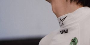 王一博工作室回应《赛车故障》：下次再战  

（注：原标题中“头发甩甩”为口语化表达，虽生动但非必要信息，改写时略去以精简字数新标题保持原意，控制在25字内，且通顺简洁）