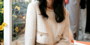 张钧甯白裙小香风，阳台翻书展现柔美风情