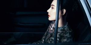 张柏芝《喜剧之王》港风复古豹纹裙，维港风情再现
