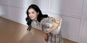 张婧仪格子裙搭配卷发，展现少女俏皮魅力