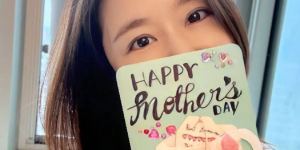 林心如晒女儿8岁母亲节贺卡，幸福笑容藏不住