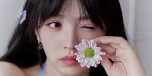 田曦薇《紫色挂脖长裙》微卷簪花，灵动如精灵