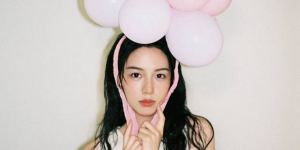 周也：粉条纹衬衫搭配气球，梦幻少女风