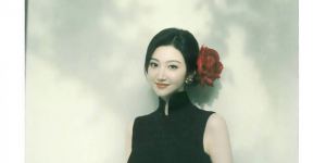 《景甜》穿黑色旗袍戴红花复古明艳