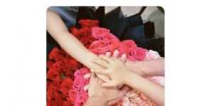 郑恺苗苗结婚五周年晒全家叠手照