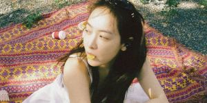 宋茜素颜白吊带，甜美明媚满分