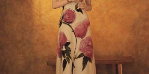 赵丽颖《鲜花裙》演绎中式复古，手作细节展现东方女性力量