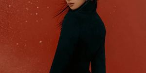 张婧仪《黑衣长裙》高马尾，展现侠女剑客风采
